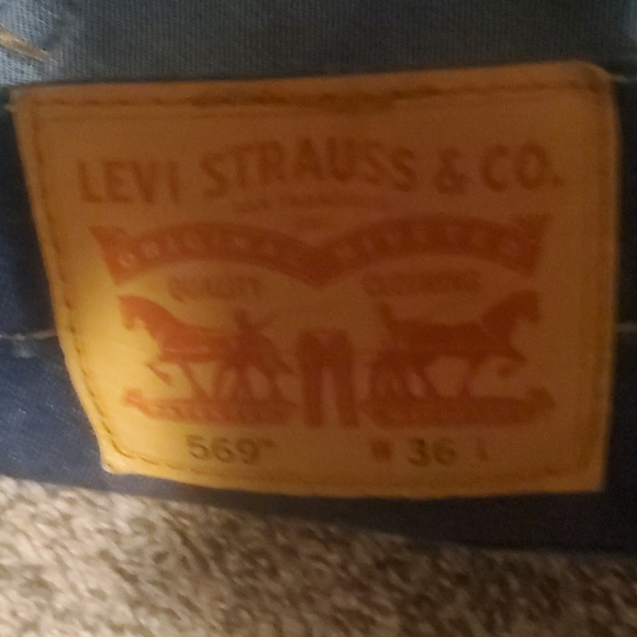 Mens Levi blue Jean shorts sz 36 - Picture 2 of 2